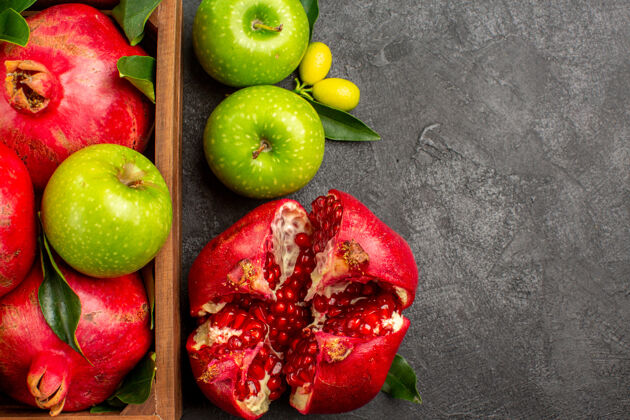 成熟顶视新鲜石榴与青苹果在黑暗的表面成熟的水果颜色史密斯奶奶生产水果