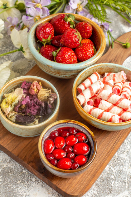 鲜花顶视图新鲜的红色草莓与白色表面上的花朵浆果红色糖果樱桃浆果观点