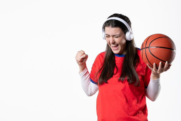 年轻女性正面图身穿运动服的年轻女性 白墙上挂着篮球白色正面人物