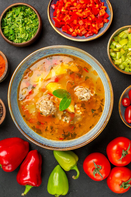 饭俯瞰美味的肉汤和新鲜的蔬菜在一张深色的餐桌上的食物盘照片一餐碗美味食物