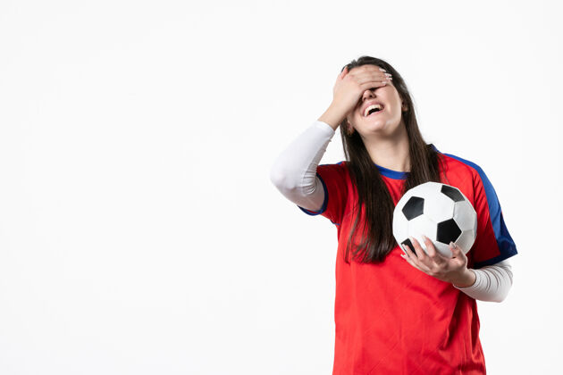 制服正面图：穿着运动服 拿着足球的年轻女子足球球员青年