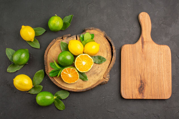 柠檬顶视图新鲜酸柠檬上一个黑暗的表水果柑橘酸橙水果顶部食物