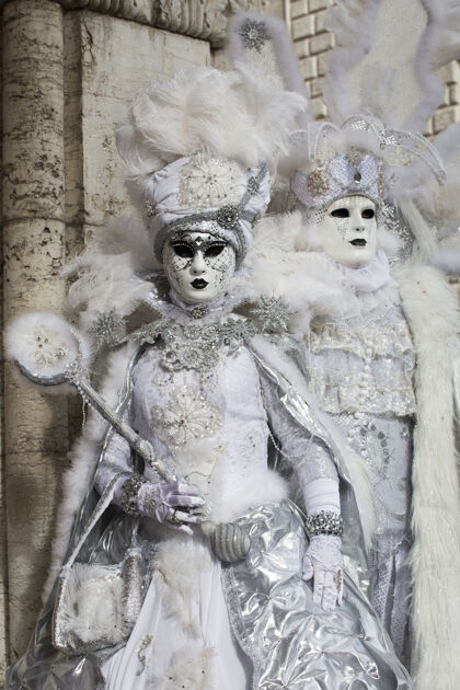 表演在举世闻名的狂欢节上 一对身着美丽礼服 戴着传统威尼斯面具的情侣人类神秘服饰