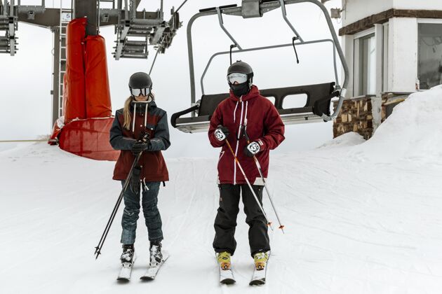 滑雪杆全杆滑雪者靠近升降椅寒冷生活方式冬季