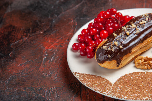 石榴前视图美味的巧克力和红色浆果在黑暗的桌子上 派甜点蛋糕甜多汁食物深色