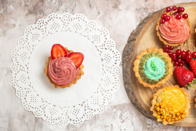 食物俯瞰美味的奶油蛋糕和水果放在浅色桌上甜点饼干蛋糕花边水果餐点