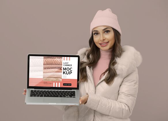 女人中景模特戴着暖帽摆姿势温暖平板电脑面料