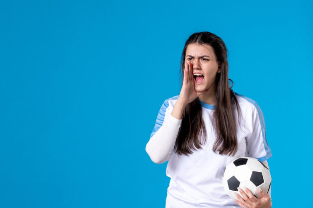 比赛前视图尖叫的年轻女子拿着足球人足球运动