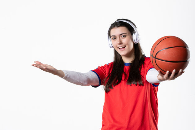年轻女性正面图：穿着运动服的年轻女子打篮球女性视图年轻