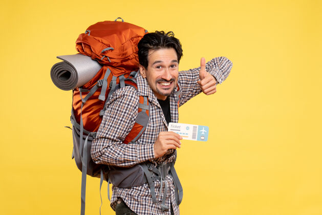 人正面图年轻男子背着背包拿着黄色的车票旅行空气设备
