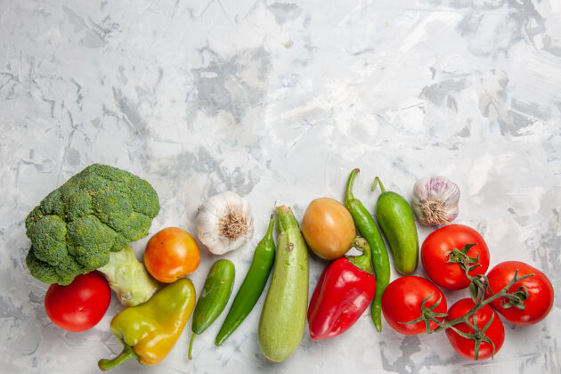 番茄顶看新鲜绿西兰花配蔬菜上白桌沙拉熟健康饮食胡椒平铺健康