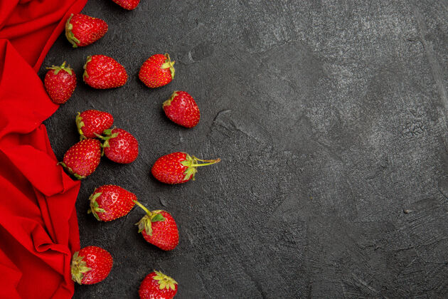 深色顶视图：新鲜的红色草莓放在深色的水果上 成熟的草莓甜点成熟可口