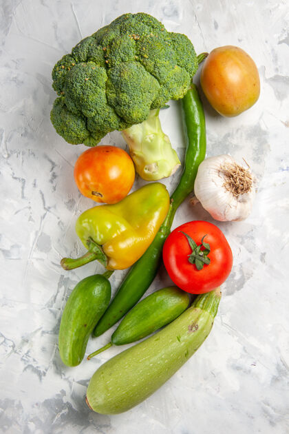 生蔬菜顶视图新鲜西兰花配蔬菜上白色餐桌沙拉成熟健康饮食黄瓜胡椒洋葱