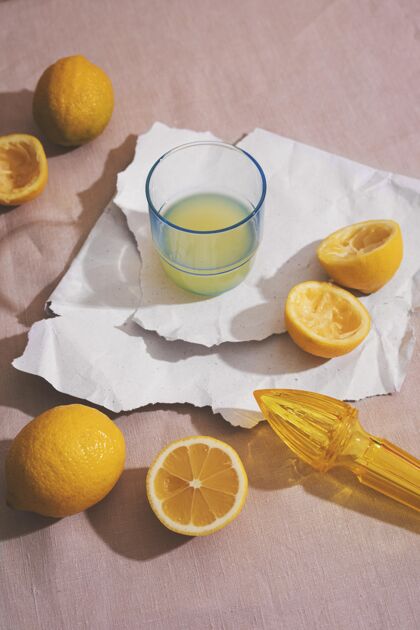 排列高角度美味柠檬和果汁美味水果烹饪