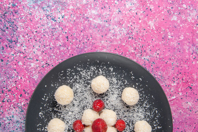 椰子粉红色表面上美味的椰子糖甜球俯视图糖新鲜生的