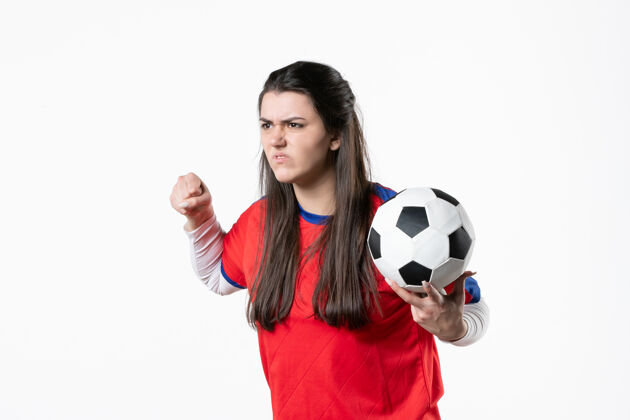 足球正面图愤怒的年轻女子穿着运动服拿着足球女子运动青年