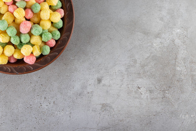 顶视图五颜六色的玉米球放在碗里 放在大理石桌上糖营养复制空间