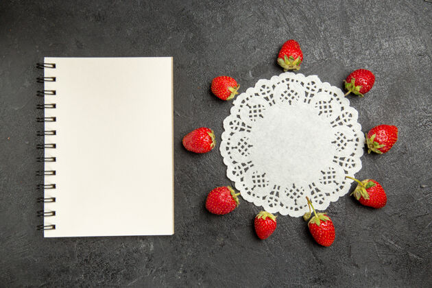 季节顶视图新鲜的红色草莓衬在深色的浆果上颜色庆祝图钉
