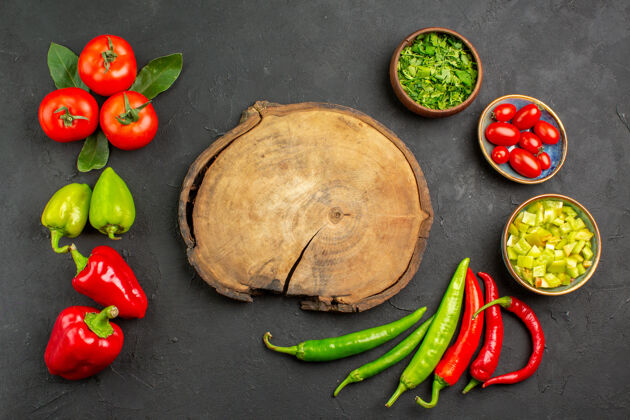 成熟的顶视图新鲜蔬菜西红柿和甜椒放在深色的桌子上 沙拉颜色成熟颜色食物甜椒