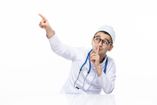 肖像正面图：男医生 穿着医疗服成人药物视图