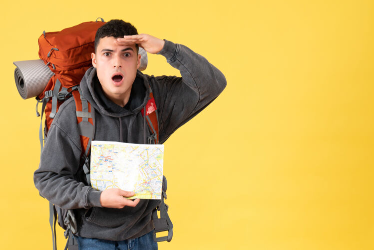肖像正面图惊讶的旅行者拿着背包拿着地图衣服表情成人
