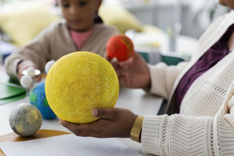 多种族孩子们在教室里学习行星教育学校学习