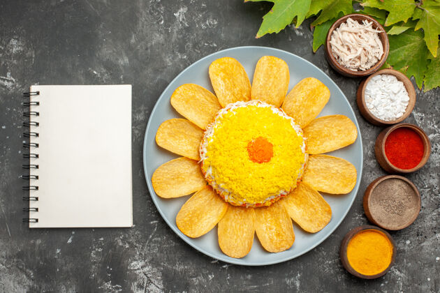 健康沙拉的俯视图 左边是记事本 右边是带叶子的香草柑橘橘子早餐
