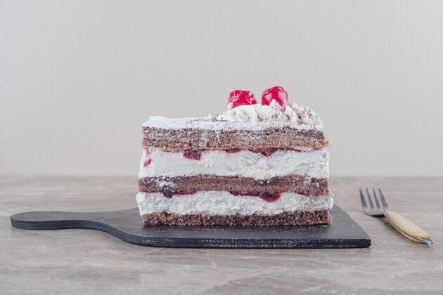 可可小蛋糕片 奶油 樱桃和可可粉放在大理石板上美味樱桃蛋糕