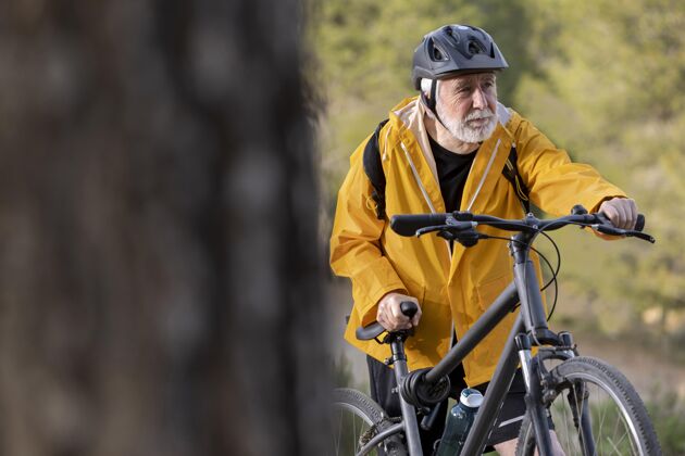 活动山上骑自行车的老人画像自行车运动头盔