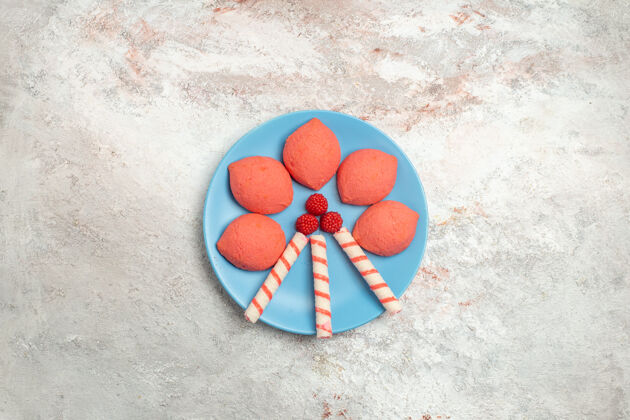 姜饼顶视图粉红色姜饼内板上白色背景蛋糕饼干甜饼甜饼饼干扣子生的礼品