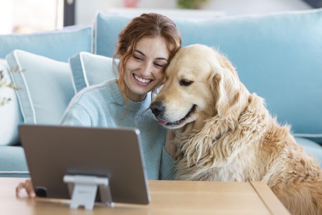 狗笑脸女人和狗用平板电脑中枪水平品种中镜头