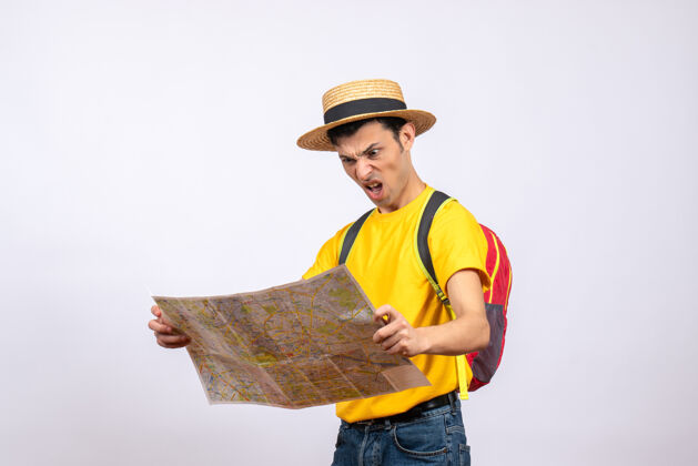 愤怒的年轻人前视图愤怒的年轻人带着红色背包和黄色t恤看着地图工人帽子人