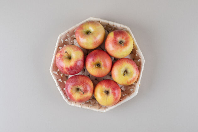 水果放在大理石上的白篮子里的苹果有机苹果天然
