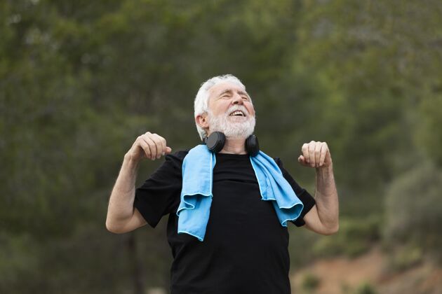 毛巾画像老人在山上慢跑设备运动人