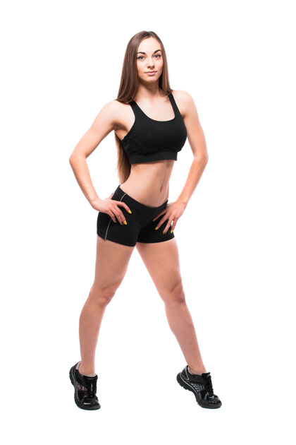 健身笑容可掬的混血运动女性看着镜头 隔离在白色背景上训练运动背景