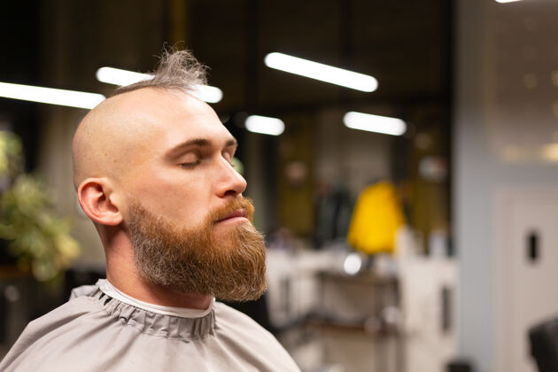 客户在理发店剪胡子的欧洲野蛮人胡子时髦电力