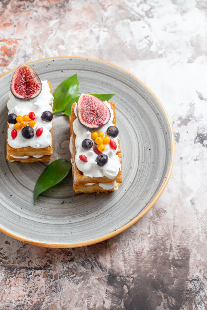 午餐顶视图美味的奶油蛋糕与新鲜水果的光背景蛋糕盘子晚餐