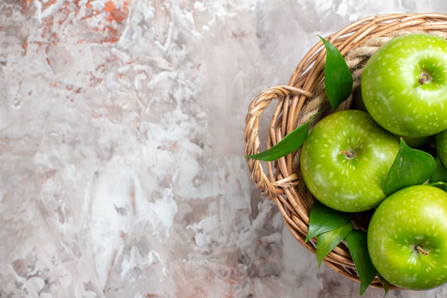 饮食顶视图美味的绿色苹果在篮子里轻背景健康光柠檬