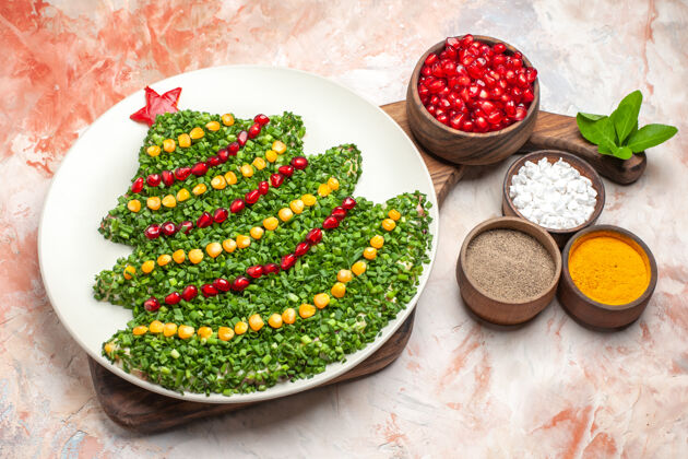 香料顶视图美味的节日沙拉在新年树形状的光背景餐水果背景