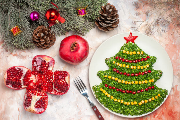 浆果顶视图美味的蔬菜沙拉在新年树形状的光背景桌子背景年