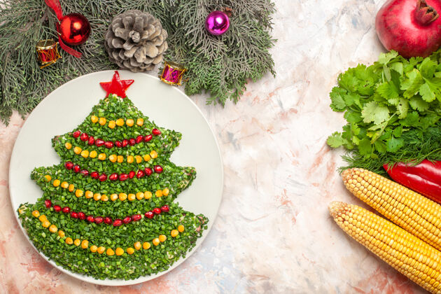 圣诞节顶视图美味的节日沙拉在新年树形状的光背景背景树新年
