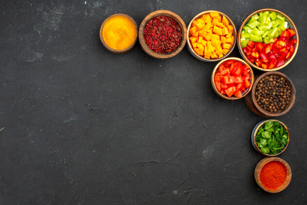 新鲜顶视图不同调味料的辣椒片灰底沙拉健康蔬菜辣膳食胡椒食物