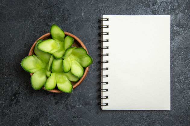 黄瓜顶视图设计切片黄瓜内锅灰色背景沙拉健康减肥蔬菜健康规则新鲜