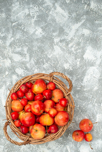 健康顶视图甜樱桃配李子 白底果味醇厚 成熟新鲜 维生素健的醇香樱桃