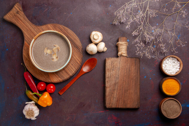 膳食顶视图美味的蘑菇汤与不同的调味料上黑暗的书桌汤蘑菇调味料食物餐设备水疗书桌