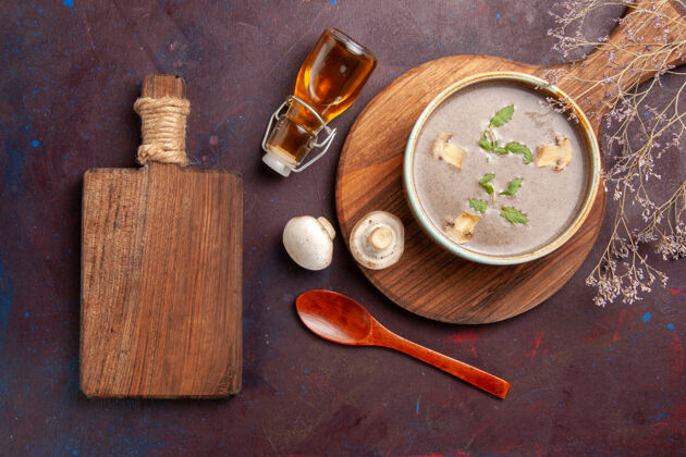 容器顶视图美味的蘑菇汤在深色桌子上的盘子里汤蔬菜餐晚餐食物应用顶部用餐