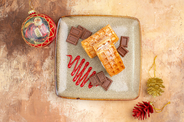 包装俯瞰美味的华夫饼与巧克力条棕色背景蛋糕古董复古