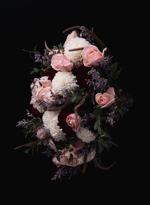 庆祝一束奢华的粉红色玫瑰和白色大丽花的垂直镜头 黑色的背景是红色的大丽花花瓣自然花