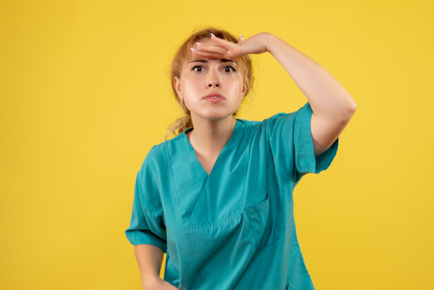人正面图黄色办公桌上穿着医用衬衫的女医生医院医护人员covid-19健康色颜色健康肖像
