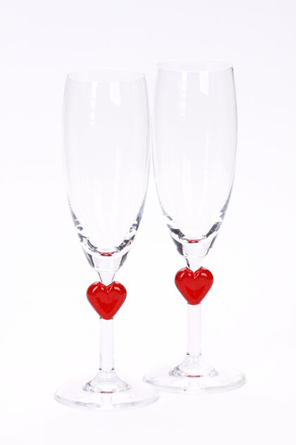 玻璃心脏主题香槟酒杯的垂直镜头白色浪漫透明